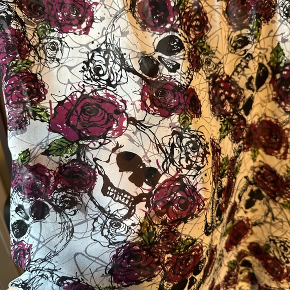 Hot Topic Skull and Roses HiLow Open Back Top - Picture 3 of 8